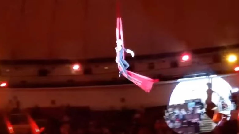 Ακροβάτισσα έπεσε στο κενό σε τσίρκο της Ρωσίας (βίντεο)